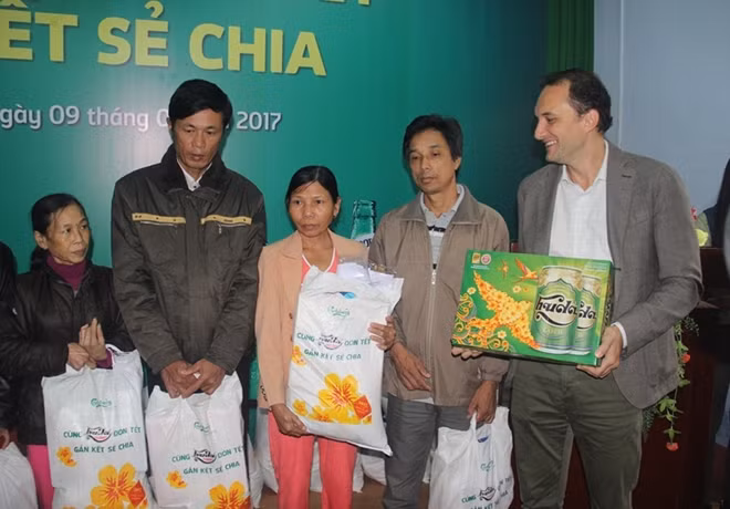 Ông Tayfun Uner, Tổng Giám đốc Carlsberg Việt Nam trao suất quà Tết cho người nghèo ở tỉnh Quảng Trị.