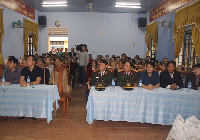 Các đại biểu tham dự buổi lễ trao quà Tết trong chương trình “Tết vì người nghèo” 2017 của Báo CAND.