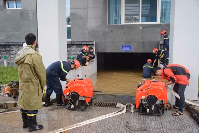 Cảnh sát PCCC tỉnh Thừa Thiên- Huế sử dụng máy móc hút nước cứu tài sản của các đơn vị ở vùng ngập lụt.
