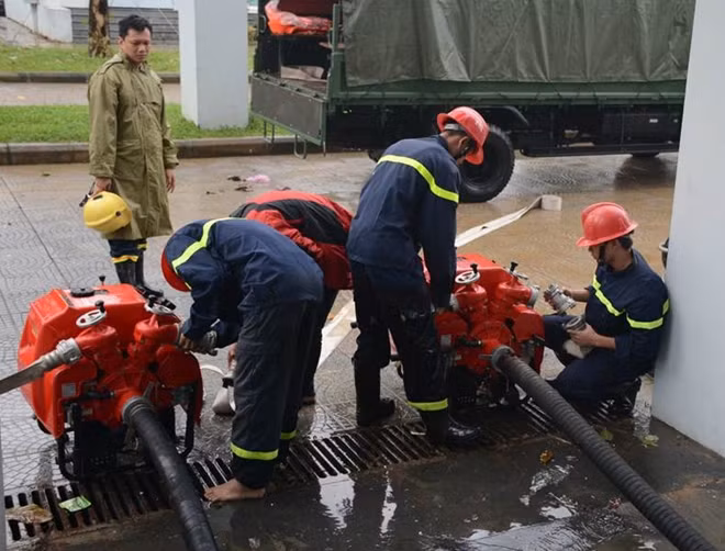 Cảnh sát PCCC nỗ lực làm việc trong mùa mưa lũ để giúp đỡ người dân.