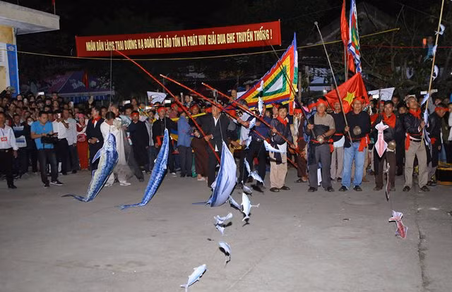 Lễ hội cầu ngư tại làng Thai Dương Hạ thu hút sự tham gia của đông đảo ngư dân miền biển. Lễ hội cầu ngư tại làng Thai Dương Hạ thu hút sự tham gia của đông đảo ngư dân miền biển.