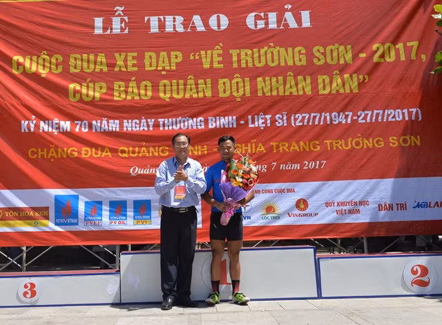 Lãnh đạo Sở VHTT&DL tỉnh Quảng Trị trao áo xanh chặng 5 cho tay đua xuất sắc Lê Nguyệt Minh.