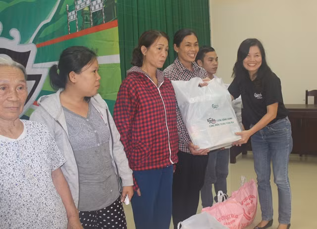 Bà Trương Thị Thu Dung, đại diện Công ty TNHH Carlsberg Việt Nam trao những suất quà ý nghĩa để giúp người dân Phong Bình sớm ổn định cuộc sống sau lũ.