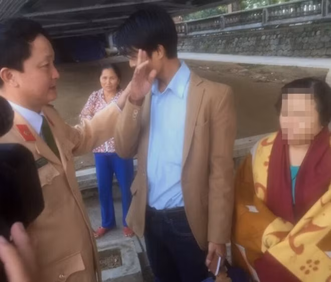 Bà H. (góc phải) được các CSGT kịp thời cứu sống sau khi nhảy sông Hương tự vẫn.