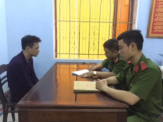 Công an huyện Phú Vang lấy lời khai đối tượng Hải. Công an huyện Phú Vang lấy lời khai đối tượng Hải.