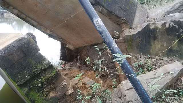 Sau hơn 30 năm sử dụng, phần mố cầu bị sập đổ.