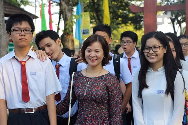 Học sinh ở tỉnh Thừa Thiên - Huế háo hức trong lễ khai giảng năm học mới.