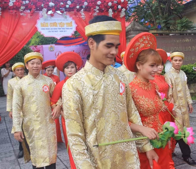 Trong 22 cặp đôi, có nhiều cặp đã đăng ký kết hôn nhiều năm nhưng vẫn chưa tổ chức được đám cưới do hoàn cảnh quá khó khăn.