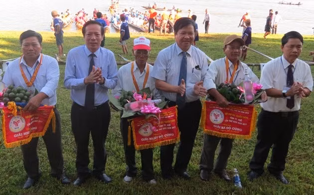 Lãnh đạo tỉnh Thừa Thiên- Huế và đại diện Ban tổ chức trao giải cho các đội đua ghe thắng cuộc. Lãnh đạo tỉnh Thừa Thiên- Huế và đại diện Ban tổ chức trao giải cho các đội đua ghe thắng cuộc.