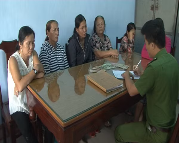 Công an huyện Phú Lộc lấy lời khai các đối tượng đánh bạc trên núi Túy Vân. Công an huyện Phú Lộc lấy lời khai các đối tượng đánh bạc trên núi Túy Vân.