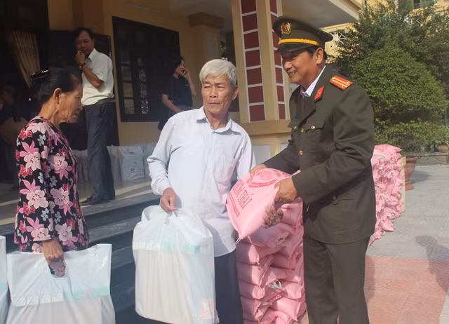 Đại diện Báo CAND gửi những phần quà đến các hộ dân chịu thiệt hại nặng do mưa lũ gây ra ở Thừa Thiên- Huế.