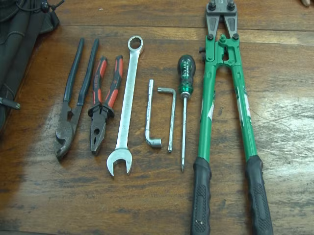 Số dụng cụ Nhân sử dụng để phá cửa đột nhập nhà dân được Công an thu giữ.