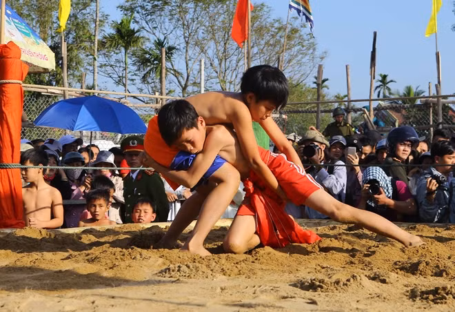 Các đô vật ở lứa tuổi thiếu niên tham gia tranh tài tại hội vật làng Sình, Xuân Đinh Dậu.