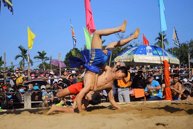 Tranh tài trên sới vật.