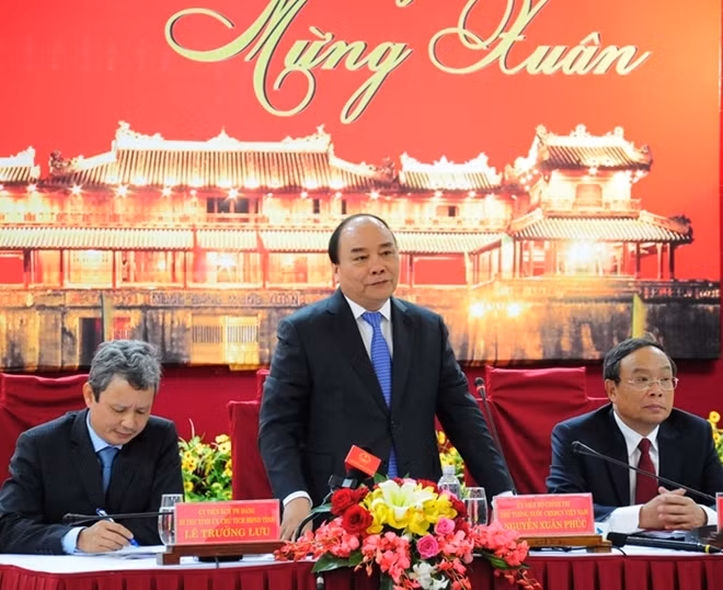 Thủ tướng Chính phủ Nguyễn Xuân Phúc thăm, chúc Tết và làm việc với lãnh đạo tỉnh Thừa Thiên- Huế vào sáng 31-1.