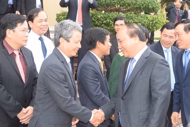 Lãnh đạo tỉnh Thừa Thiên- Huế chào đón Thủ tướng Nguyễn Xuân Phúc và đoàn công tác.