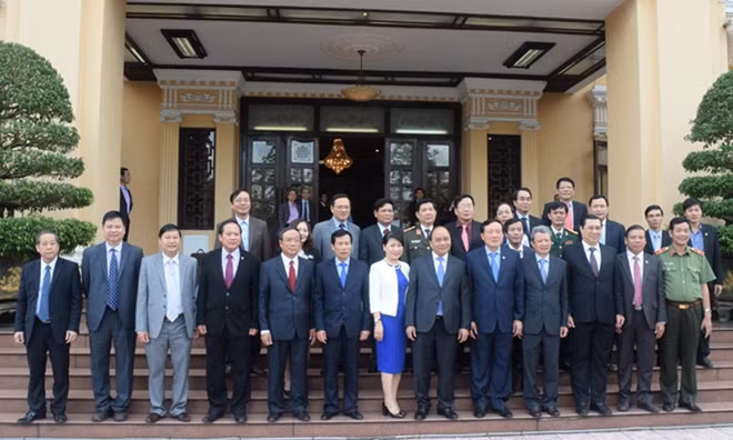 Thủ tướng Nguyễn Xuân Phúc cùng các đại biểu chụp ảnh lưu niệm.