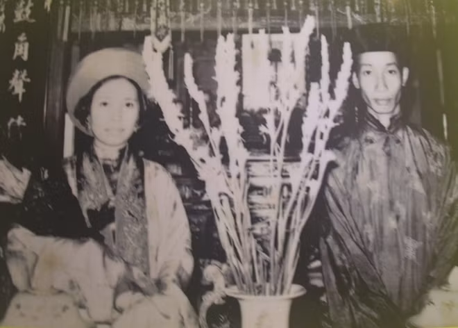 Cô dâu và chú rể đứng trước bàn thờ gia tiên tại một đám cưới 1971. Những hiện vật, hình ảnh tư liệu quý tại triển lãm góp phần bảo tồn, tôn vinh giá trị văn hóa Huế.