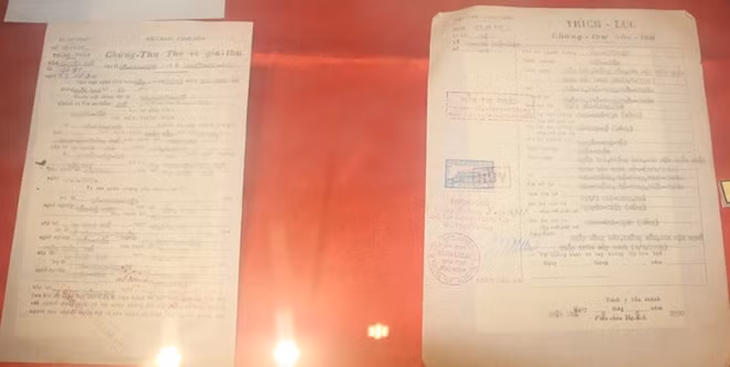 Những hiện vật gốc như thiệp cưới, giấy hôn thú, áo dài cưới, khay cau trầu rượu, các bản hương ước được trưng bày tại triển lãm.