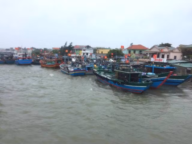 Tàu thuyền của ngư dân tỉnh Thừa Thiên- Huế vào bờ neo đậu tránh trú bão số 4 trong sáng 25-7.