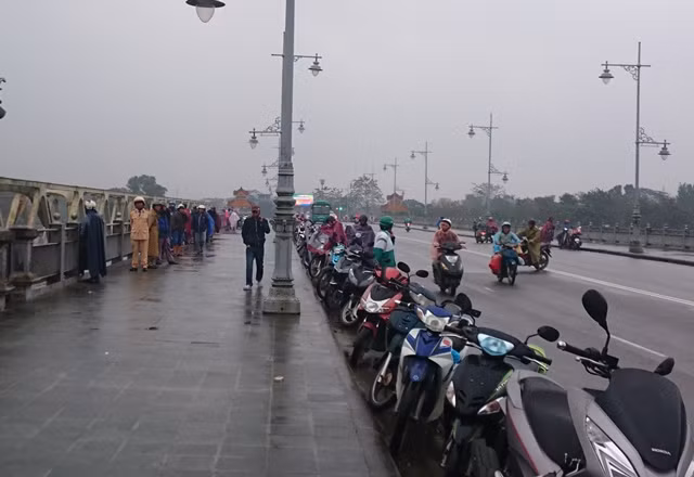 Người dân hiếu kỳ kéo đến xem lực lượng chức năng tìm kiếm tung tích em N. Người dân hiếu kỳ kéo đến xem lực lượng chức năng tìm kiếm tung tích em N.