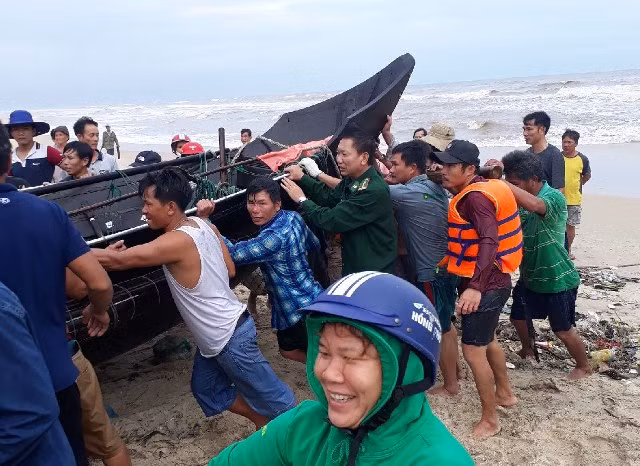 Chiếc ghe đánh cá của anh Trần Văn Mùi và 3 ngư dân khác được cứu hộ kịp thời đưa vào bờ.