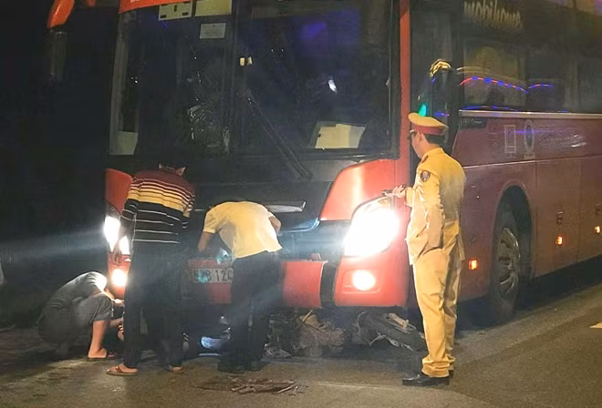 Chiếc xe máy nằm lọt dưới gầm xe khách Phương Trang sau khi bị kéo lê một đoạn đường.