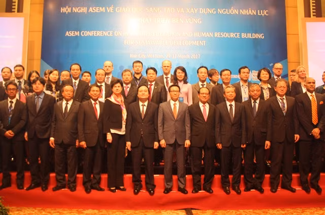 Phó Thủ tướng Vũ Đức Đam cùng các đại biểu tham dự hội nghị.