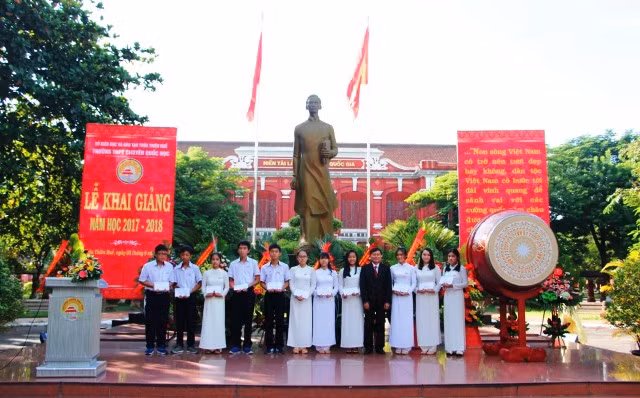 Trường THPT Quốc Học Huế khen thưởng cho các học sinh đạt thành tích xuất sắc trong lễ khai giảng năm học mới 2017-2018.