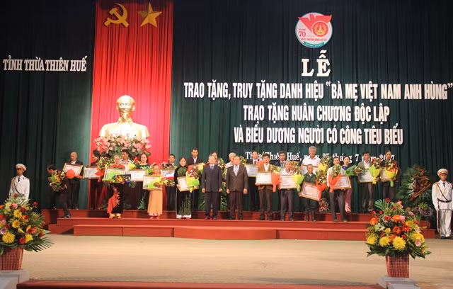 Thừa ủy quyền Chủ tịch nước, lãnh đạo tỉnh Thừa Thiên- Huế trao và truy tặng danh hiệu Mẹ Việt Nam anh hùng cho 24 mẹ.