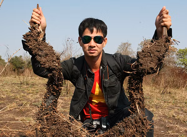 Nghệ sĩ hài Xuân Bắc trong rừng Kruger.