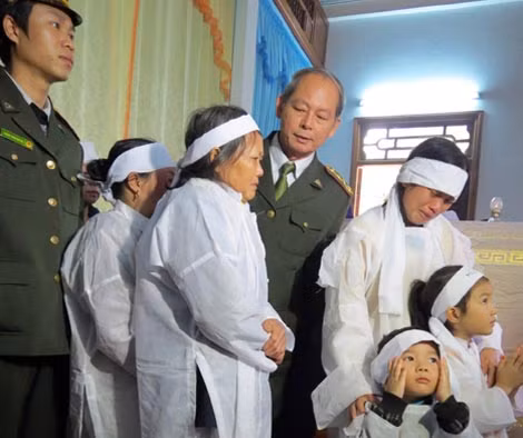 Người thân khóc thương trước sự ra đi đột ngột của kiểm lâm Văn Trọng Thành. Người thân khóc thương trước sự ra đi đột ngột của kiểm lâm Văn Trọng Thành.