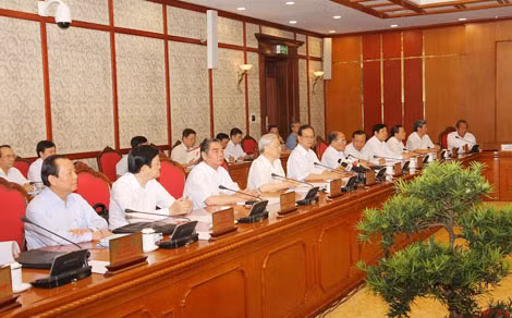Tổng Bí thư Nguyễn Phú Trọng cùng các đồng chí trong Bộ Chính trị cho ý‎ kiến về công tác chuẩn bị Đại hội đại biểu Đảng bộ Công an Trung ương lần thứ VI. Ảnh Việt Hưng.