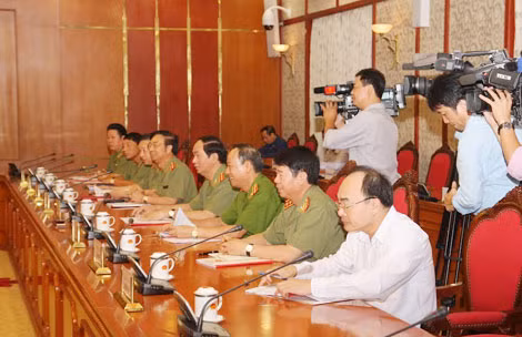 Đại tướng Trần Đại Quang cùng các đồng chí Ban Thường vụ Đảng ủy Công an Trung ương, lãnh đạo Bộ Công an tại buổi làm việc. Ảnh Việt Hưng.