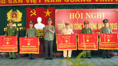 Thiếu tướng Nguyễn Văn Hoàng – Giám đốc Công an tỉnh trao Cờ thi đua xuất sắc của Bộ Công an cho các đơn vị có thành tích xuất sắc trong phong trào thi đua năm 2014.