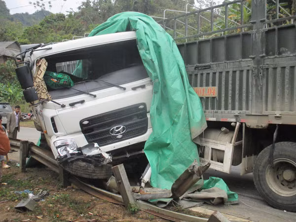 Vụ tai nạn tại km 322+900 quốc lộ 6, đoạn qua đèo Chiềng Pấc.
