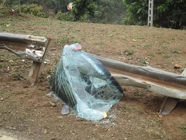 Thùng nhiên liệu và kính chắn gió bị văng ra ngoài.