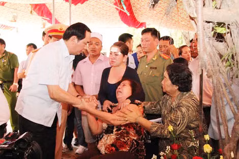 Bộ trưởng Trần Đại Quang chia buồn, động viên thân nhân người bị hại.