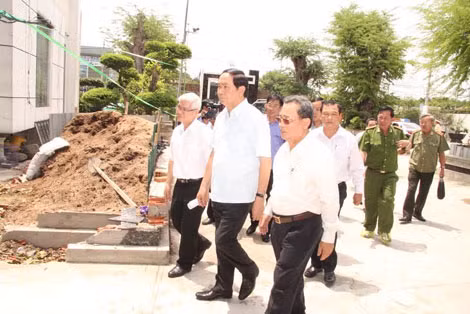 Bộ trưởng Trần Đại Quang cùng đoàn công tác đến viếng, chia buồn với gia đình các nạn nhân.