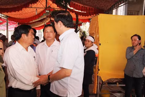 Bộ trưởng Trần Đại Quang thăm hỏi động viên thân nhân nạn nhân.