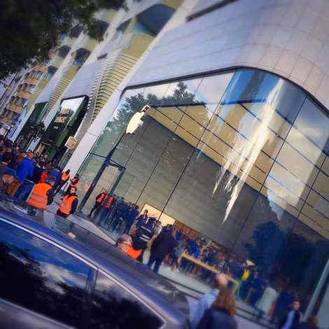 Tại Brussels, Bỉ đám đông người hâm mộ chờ đời thời điểm bán chính thức iPhone 6S. Ảnh Twitter.