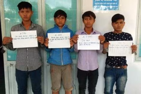 Các đối tượng ném đá ô tô bị bắt giữ. (ảnh: Công an Đăk Hà) Các đối tượng ném đá ô tô bị bắt giữ. (ảnh: Công an Đăk Hà)