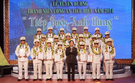 Thứ trưởng Thường trực Đặng Văn Hiếu trao giải thưởng cho 20 gương mặt thanh niên tiêu biểu xuất sắc.