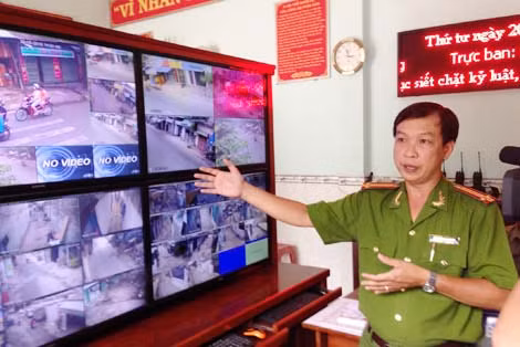 Qua màn hình tại trung tâm điều khiển, Trung tá Lê Thành Hưng có thể giám sát các điểm "nóng" trên địa bàn.