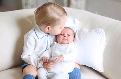 Hoàng tử bé George và tiểu công chúa Charlotte.