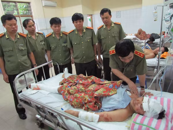 Trung tướng Phạm Quang Cử trao quà từ Quỹ Nghĩa tình đồng đội Bộ Công an cho anh Cao Tiến Vĩ.