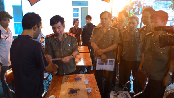 Trung tướng Phạm Quang Cử trao quà cho gia đình nạn nhân.