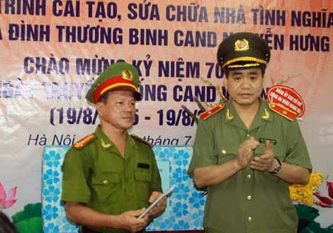 Thiếu tướng Nguyễn Đức Chung, Giám đốc Công an TP Hà Nội tại Lễ khánh thành công trình cải tạo, sửa chữa nhà tình nghĩa. Thiếu tướng Nguyễn Đức Chung, Giám đốc Công an TP Hà Nội tại Lễ khánh thành công trình cải tạo, sửa chữa nhà tình nghĩa.