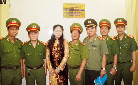 Ban chỉ huy Công an quận Hoàng Mai tại Lễ khánh thành cải tạo, sửa chữa nhà tình nghĩa. Ban chỉ huy Công an quận Hoàng Mai tại Lễ khánh thành cải tạo, sửa chữa nhà tình nghĩa.