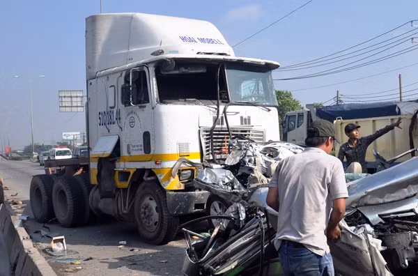 Hiện trường vụ TNGT làm 5 người chết. Hiện trường vụ TNGT làm 5 người chết.
